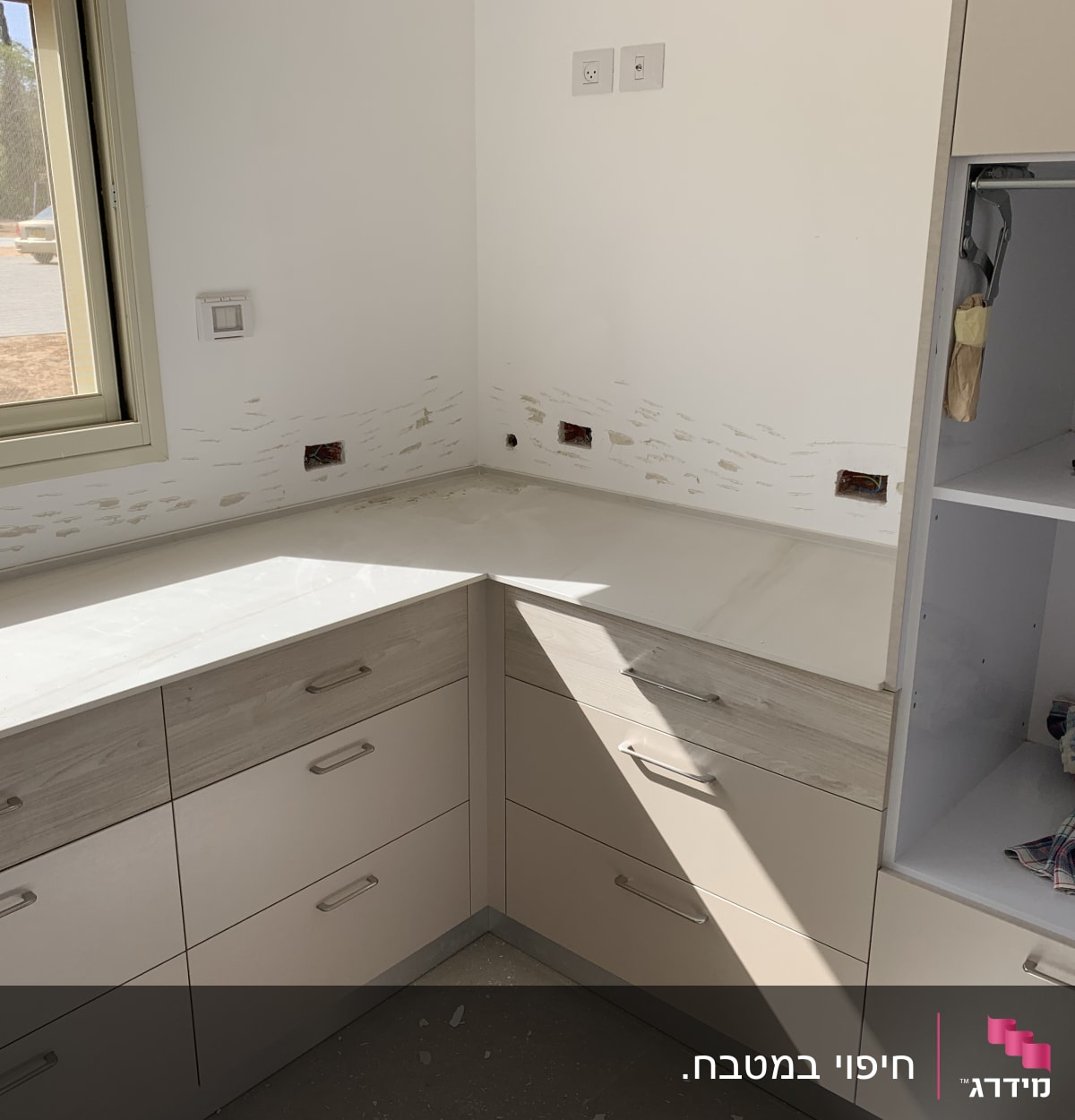 ארונות מטבח חדשים עם משטח עבודה מותקן